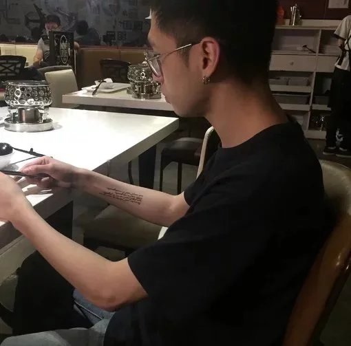 莫彬竹霄